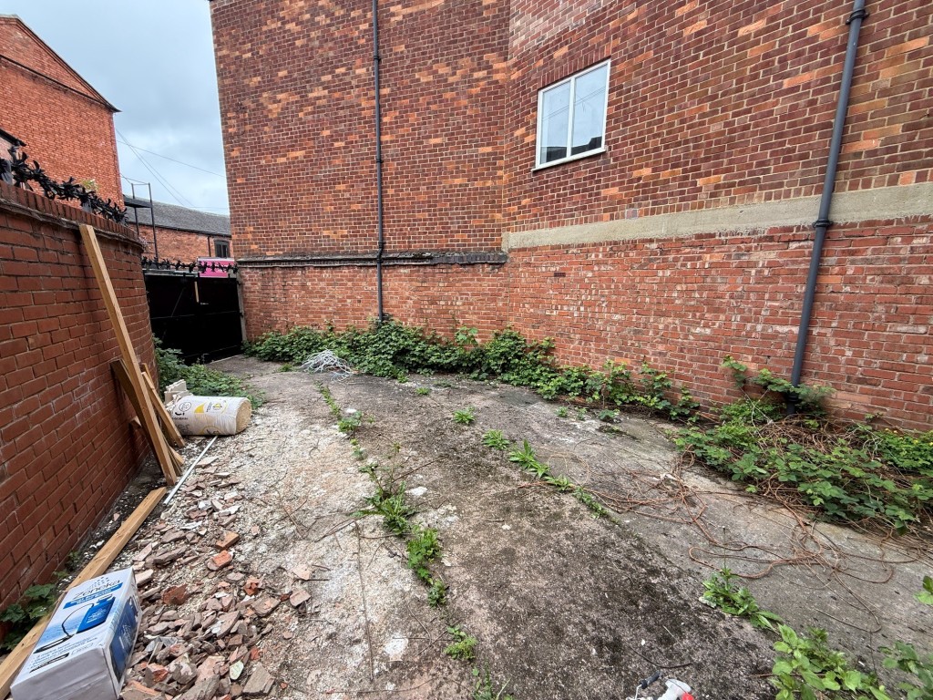 Lot: 14 - VACANT TOWN CENTRE COMMERCIAL PREMISES AND YARD WITH POTENTIAL - Yard area looking back towards the gates